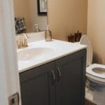 Cicha kanalizacja w mieszkaniu: co naprawdę działa Nowoczesna, jasna łazienka z umywalką i toaletą