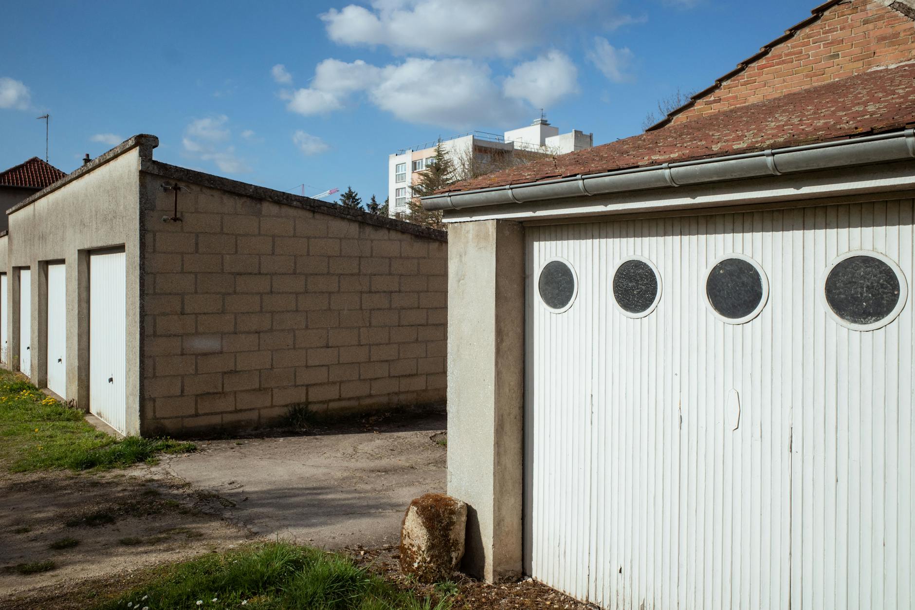 Rząd garaży z okrągłymi oknami pod błękitnym niebem we Francji