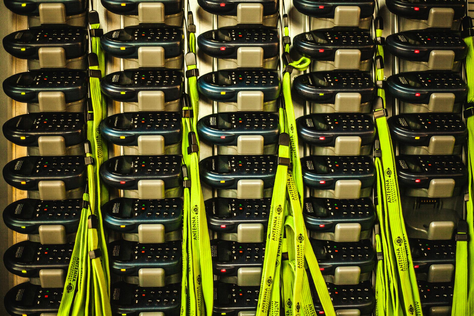 Urządzenia elektroniczne uporządkowane w magazynie z podłączonymi ładowarkami