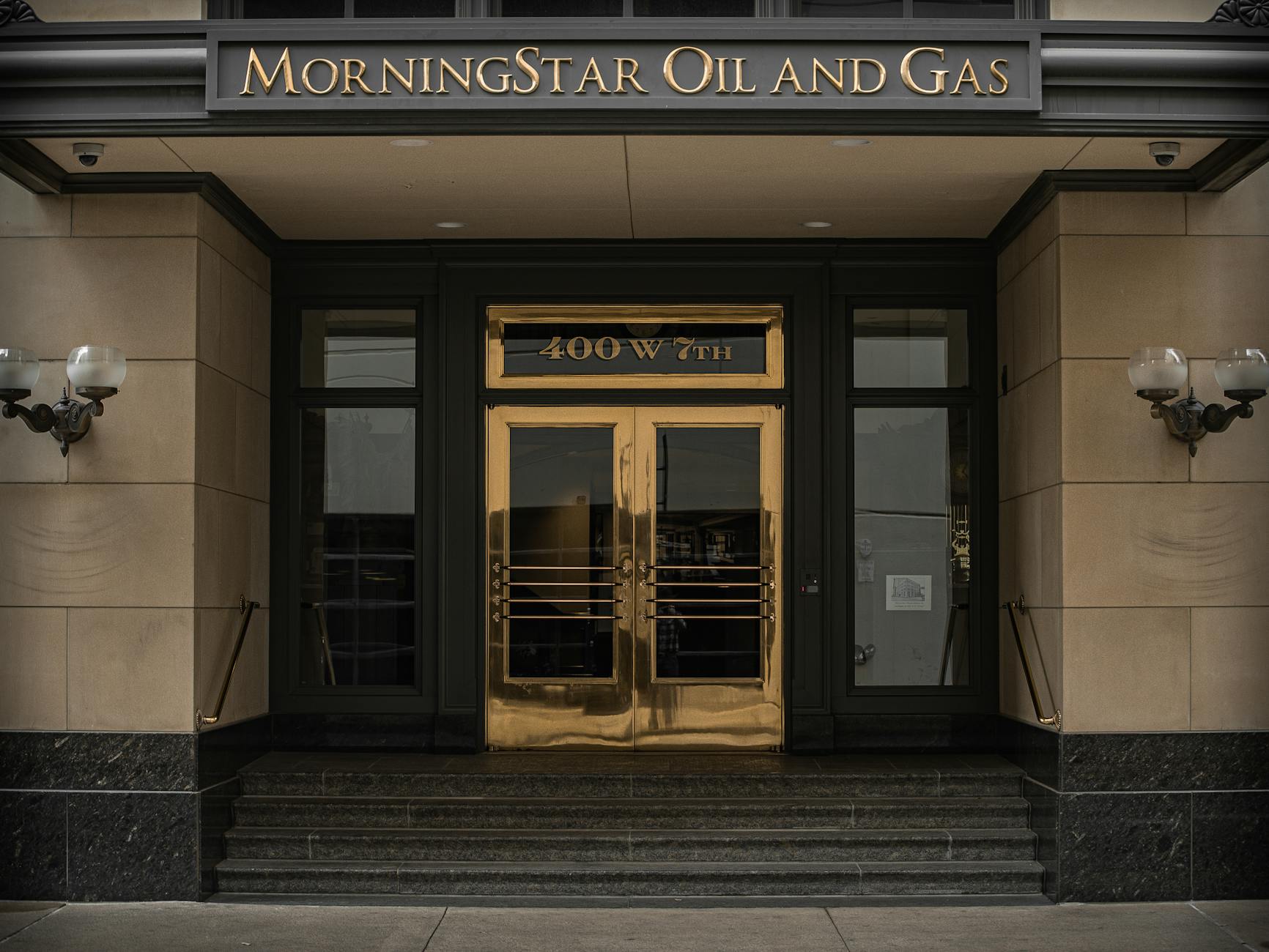 Wejście do siedziby firmy MorningStar Oil and Gas przy 400 W 7th