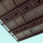 PV na dachu z blachy na rąbek: mocowania, odkształcenia i ryzyko nieszczelności Zbliżenie paneli fotowoltaicznych na tle błękitnego nieba