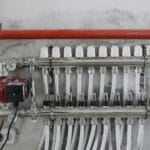 Manometr i stalowe rury instalacji kanalizacyjnej