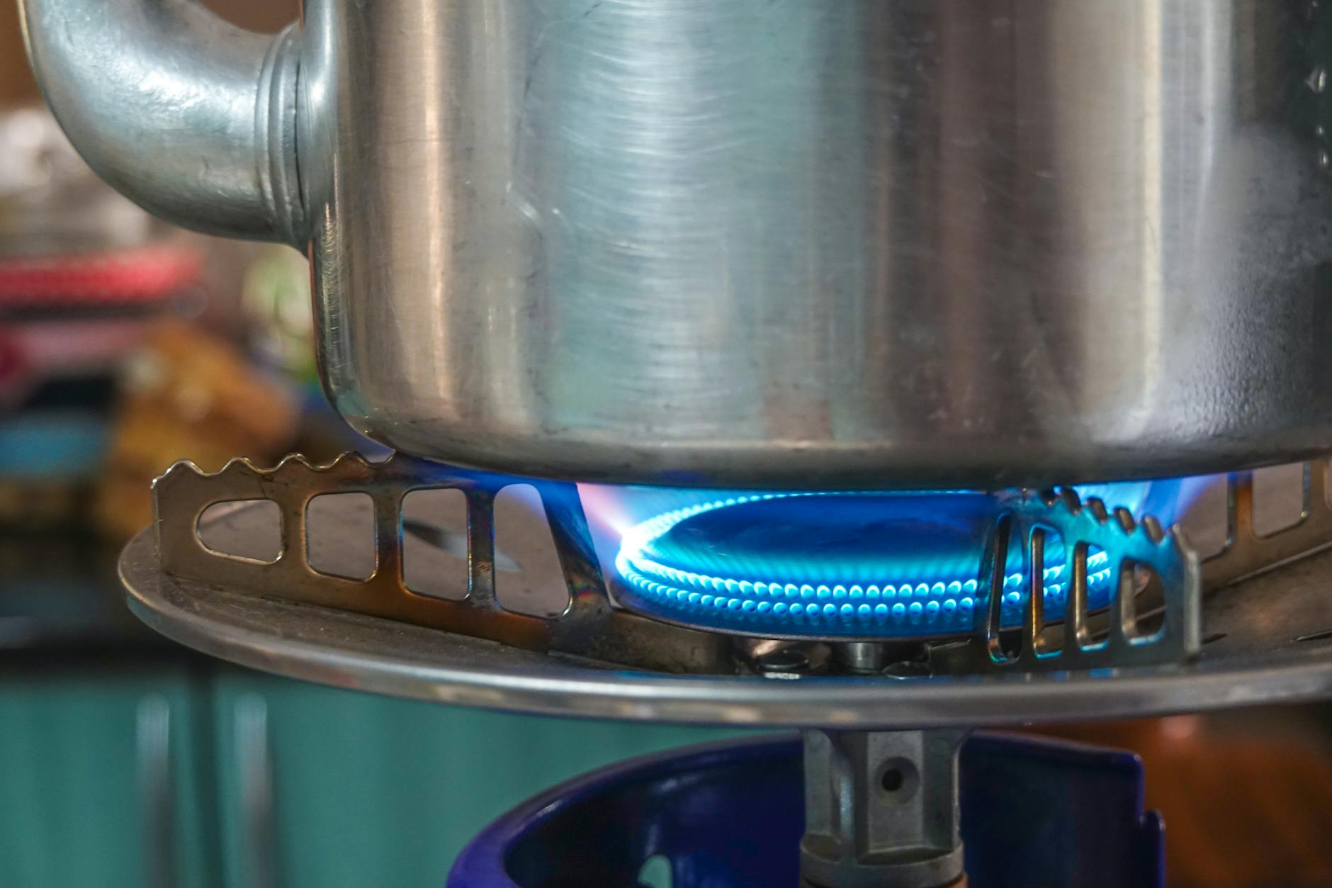 Płomień palnika gazowego z garnkiem jako przykład spalania gazu