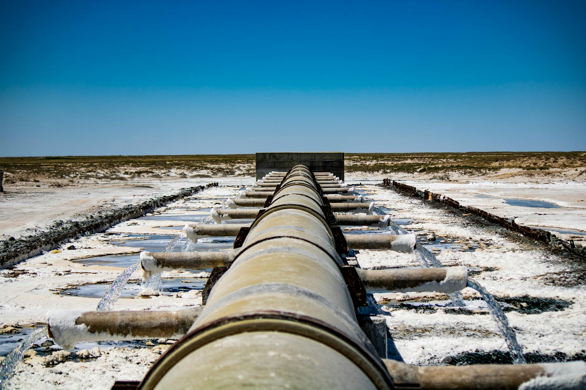 Rura przemysłowa odprowadzająca ścieki do suchego rowu na wsi