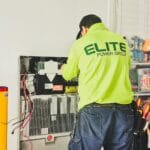 Technik montuje domowy magazyn energii w pomieszczeniu