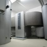 Wewnętrzna instalacja nowoczesnej pompy ciepła w systemie smart home