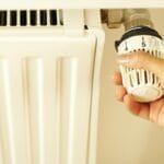Ręka regulująca inteligentny zawór termostatyczny na kaloryferze