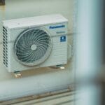 Zewnętrzna jednostka klimatyzatora na elewacji budynku
