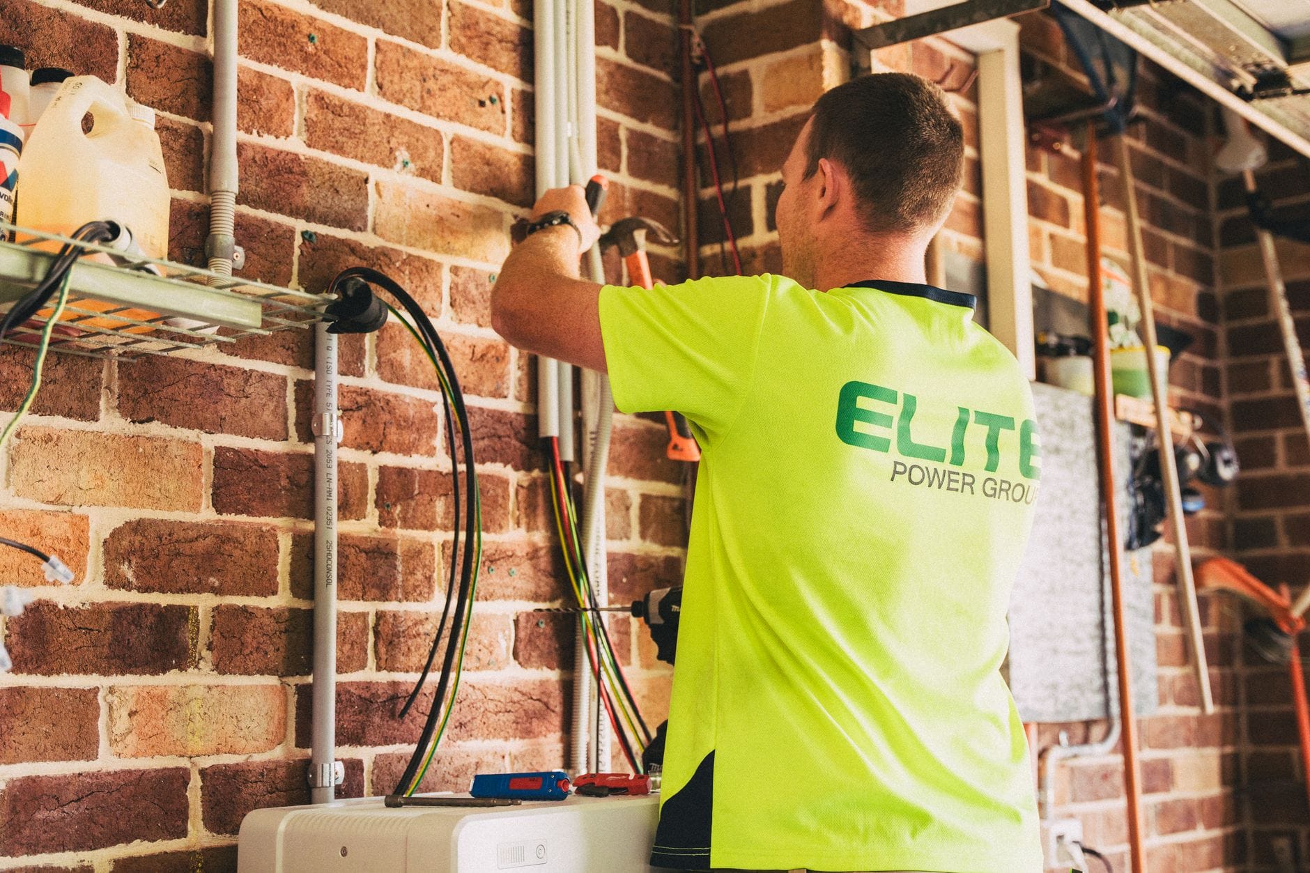 Elektryk montuje domowy magazyn energii do instalacji fotowoltaicznej
