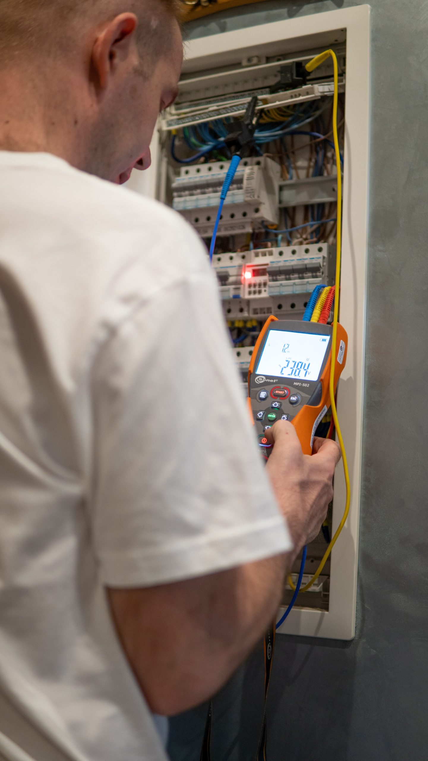 elektryk z Wrocławia eykonuje przegląd instalacji elektrycznej